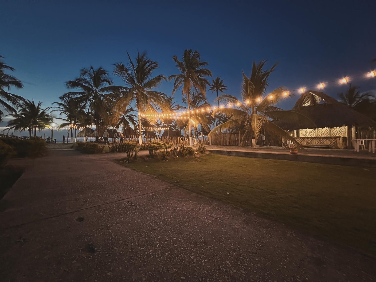 Zona exterior del club iluminada al anochecer