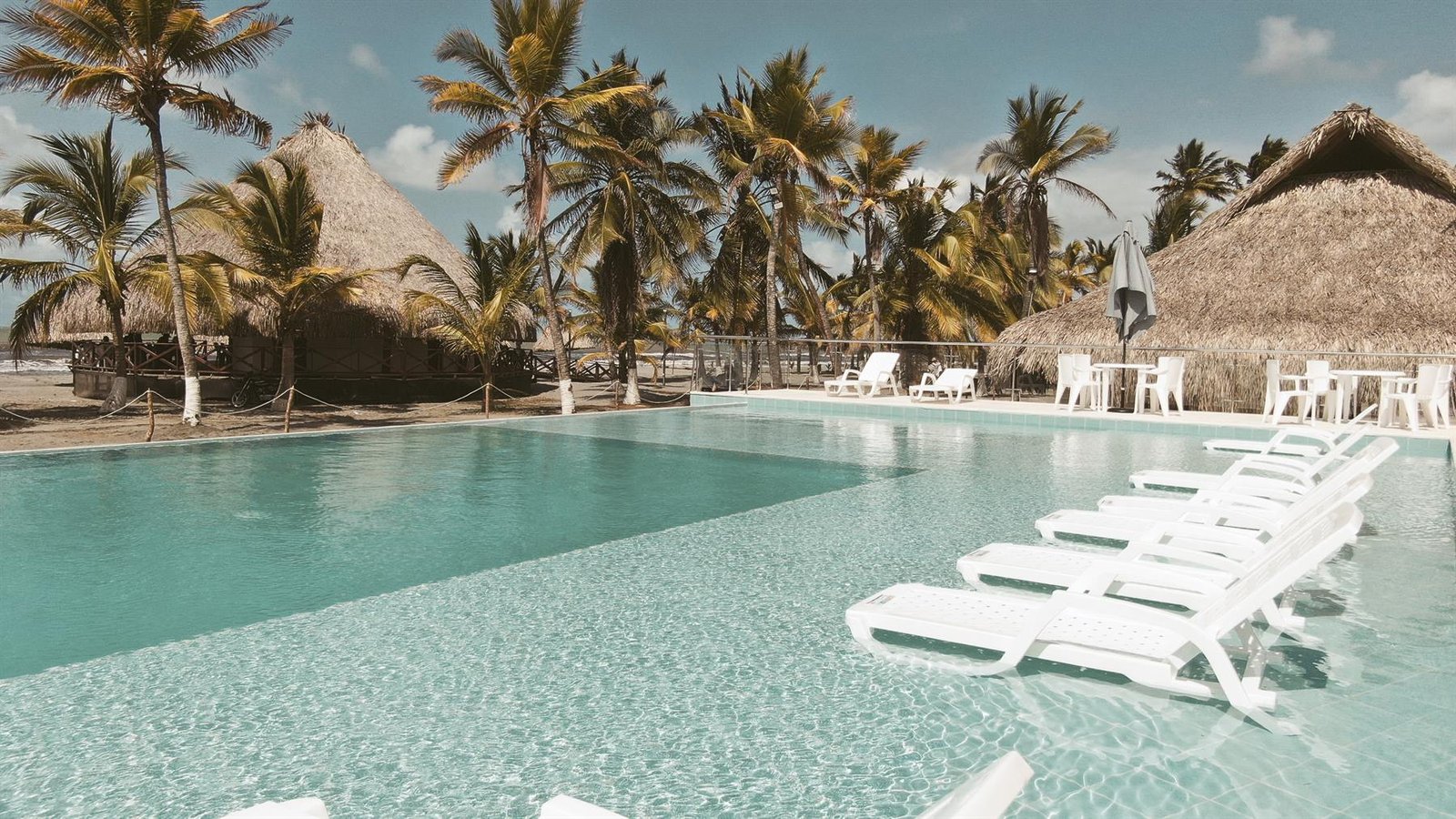 Vista aérea de la piscina del club junto a la playa