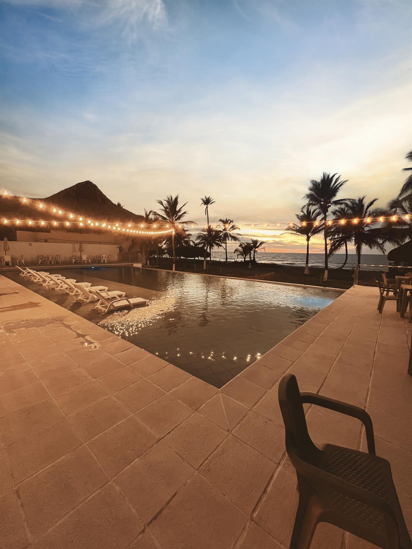 Piscina del club al atardecer