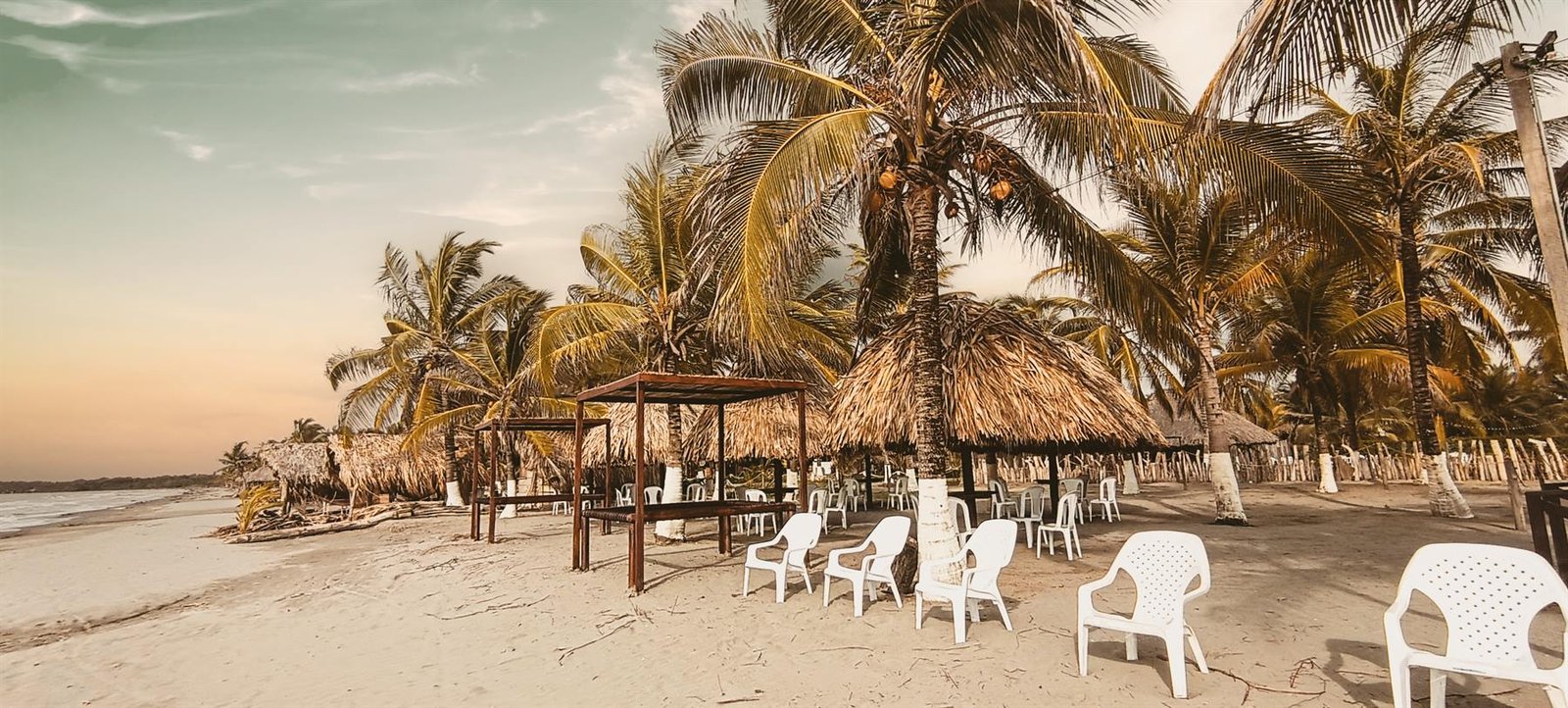 Club de playa con kioscos frente al mar