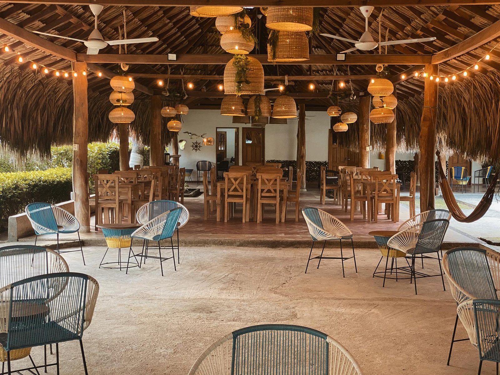 Restaurante del club con luces colgantes